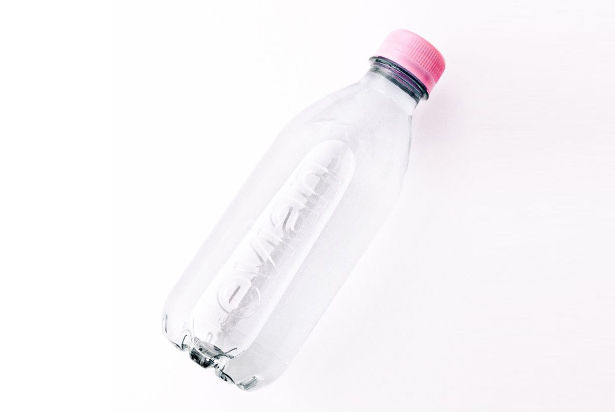 Виробник мінеральної води випустив пляшку без етикетки